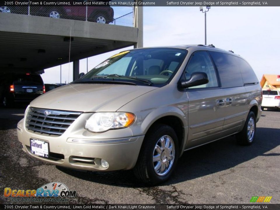 Front 3/4 View of 2005 Chrysler Town & Country Limited Photo #1