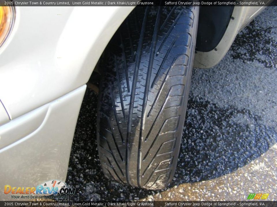 2005 Chrysler Town & Country Limited Linen Gold Metallic / Dark Khaki/Light Graystone Photo #10