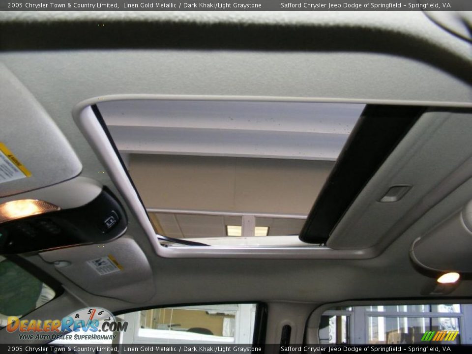 2005 Chrysler Town & Country Limited Linen Gold Metallic / Dark Khaki/Light Graystone Photo #23