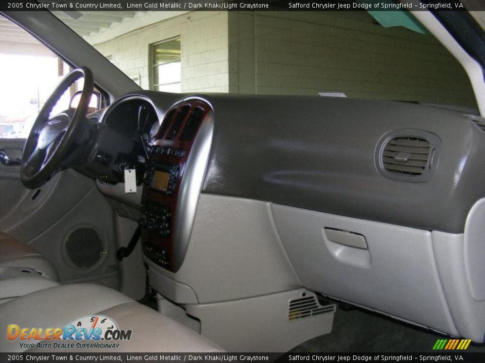 2005 Chrysler Town & Country Limited Linen Gold Metallic / Dark Khaki/Light Graystone Photo #30