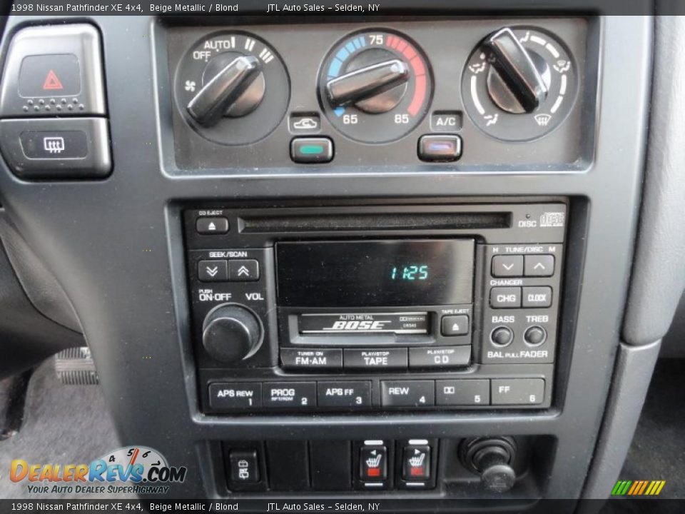 Controls of 1998 Nissan Pathfinder XE 4x4 Photo #12