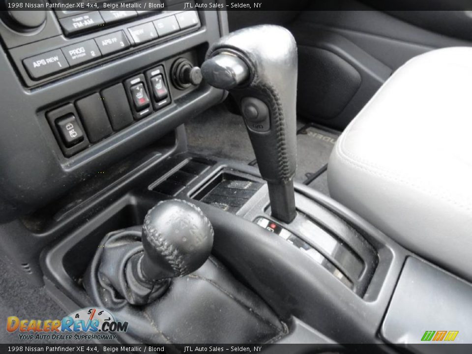 1998 Nissan Pathfinder XE 4x4 Shifter Photo #13