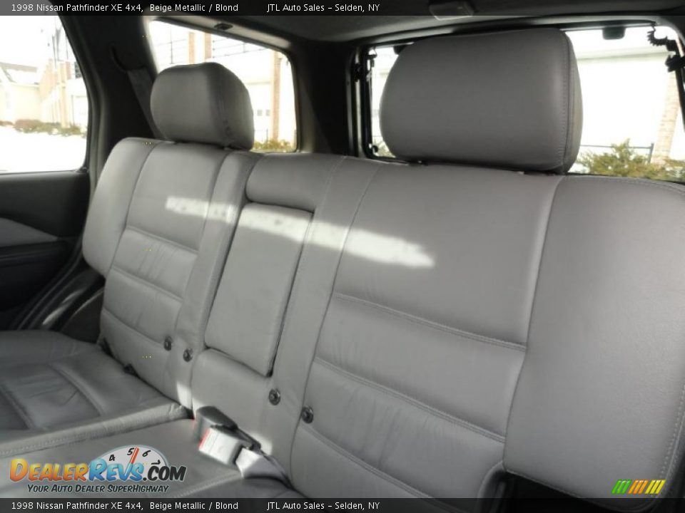 Blond Interior - 1998 Nissan Pathfinder XE 4x4 Photo #14