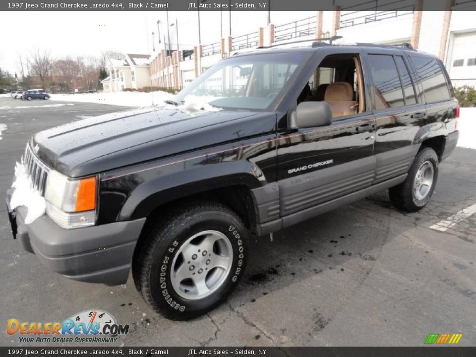 Front 3/4 View of 1997 Jeep Grand Cherokee Laredo 4x4 Photo #1