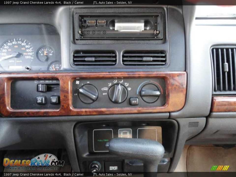 Controls of 1997 Jeep Grand Cherokee Laredo 4x4 Photo #14