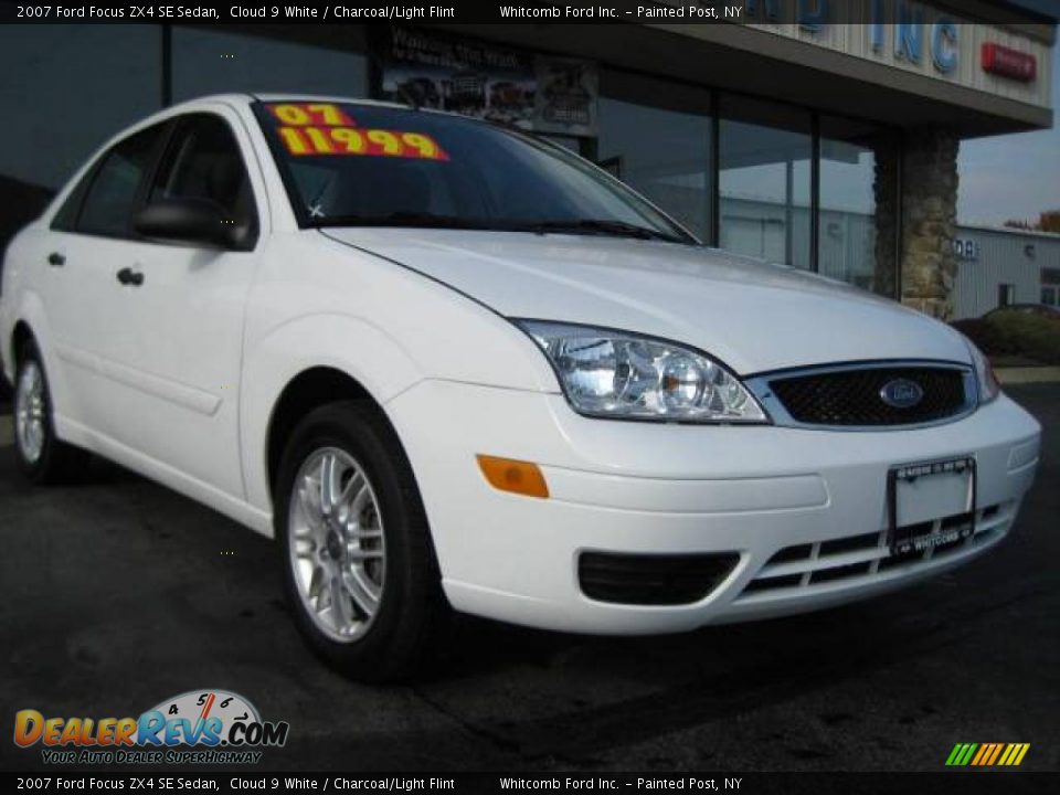 2007 Ford Focus ZX4 SE Sedan Cloud 9 White / Charcoal/Light Flint Photo #4