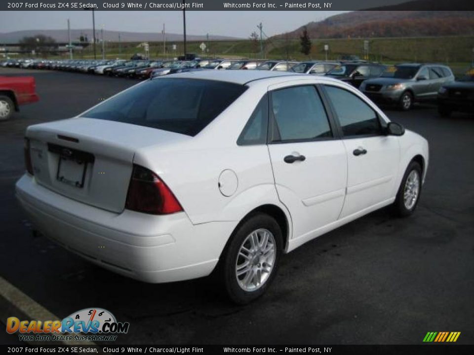 2007 Ford Focus ZX4 SE Sedan Cloud 9 White / Charcoal/Light Flint Photo #15