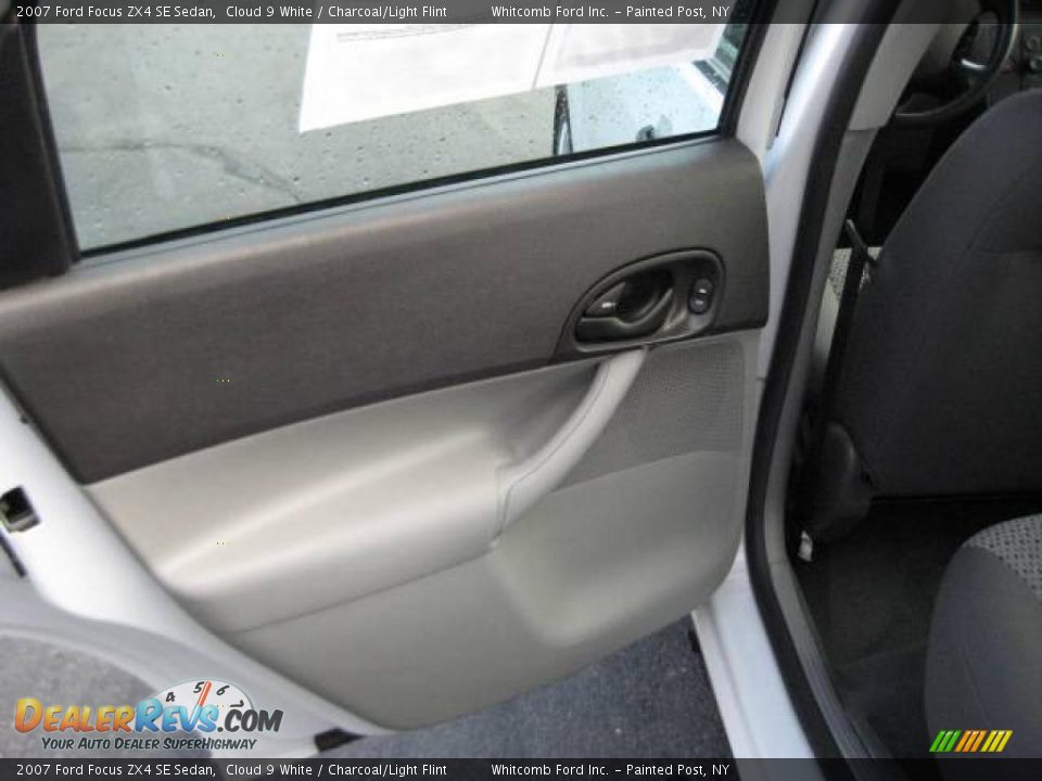 2007 Ford Focus ZX4 SE Sedan Cloud 9 White / Charcoal/Light Flint Photo #19