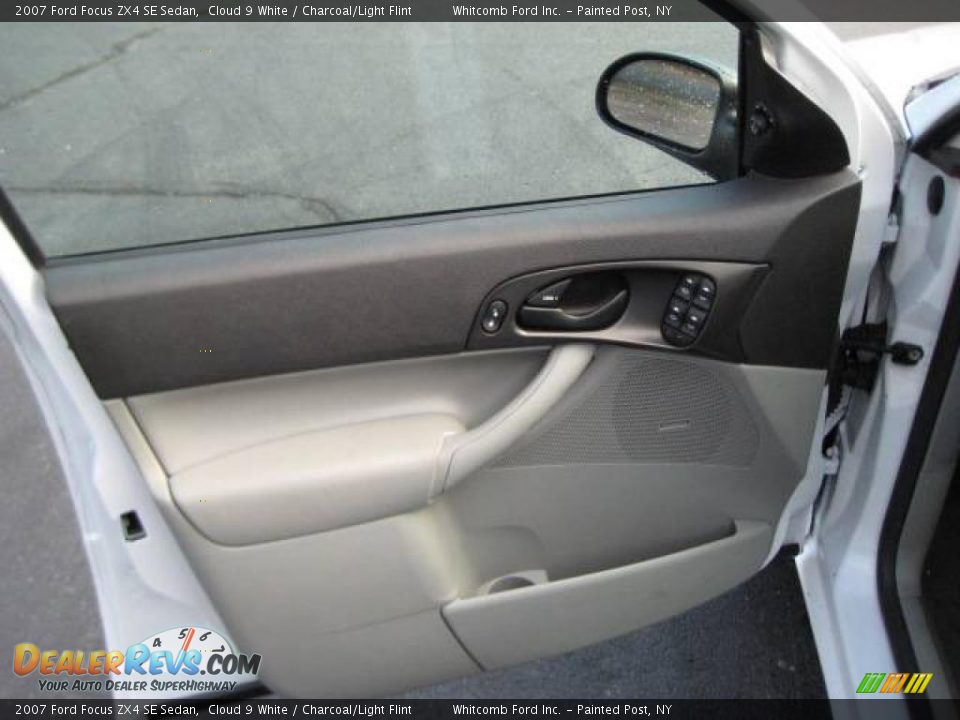 2007 Ford Focus ZX4 SE Sedan Cloud 9 White / Charcoal/Light Flint Photo #20