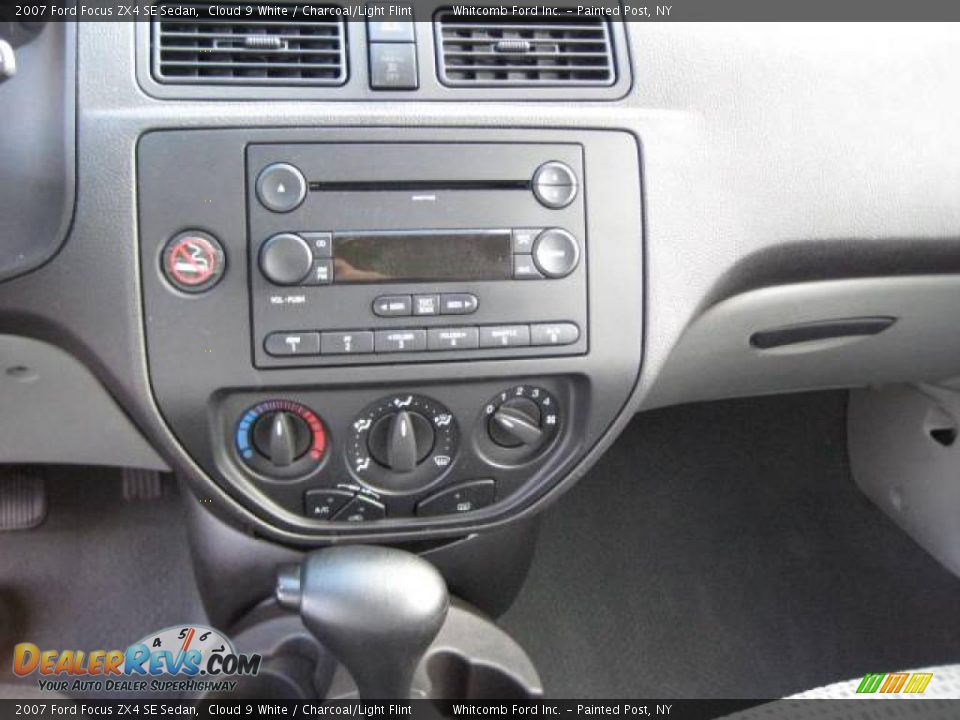 2007 Ford Focus ZX4 SE Sedan Cloud 9 White / Charcoal/Light Flint Photo #26