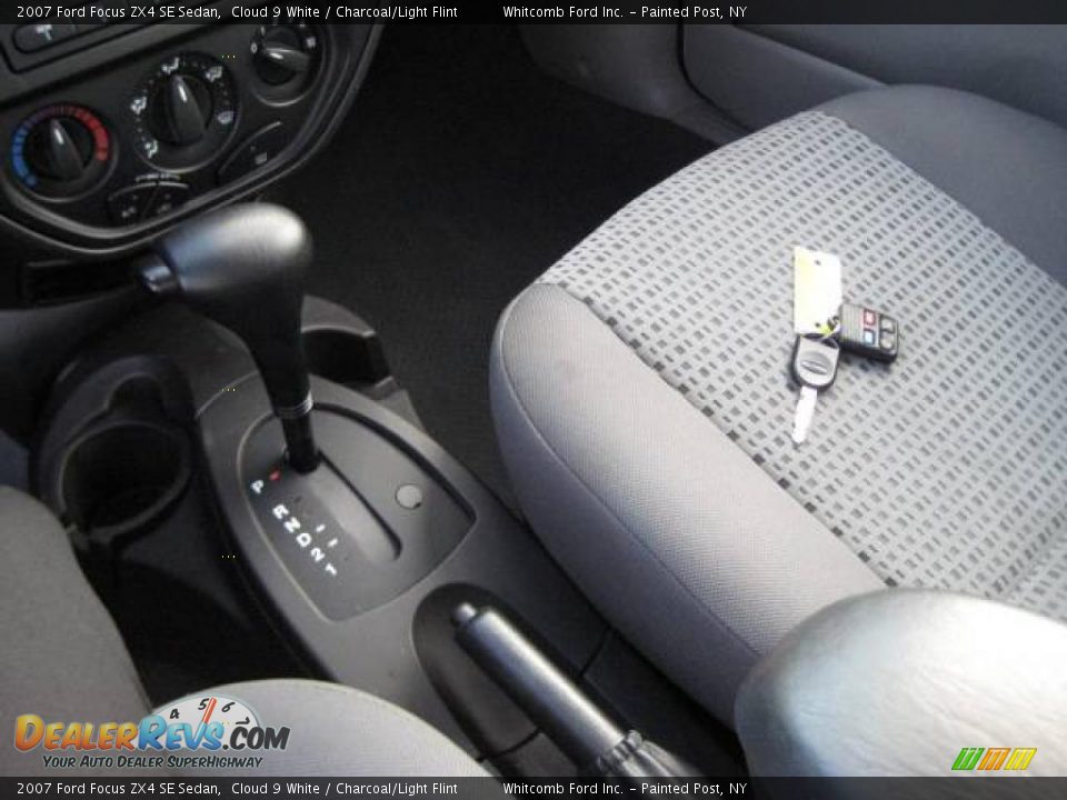 2007 Ford Focus ZX4 SE Sedan Cloud 9 White / Charcoal/Light Flint Photo #27