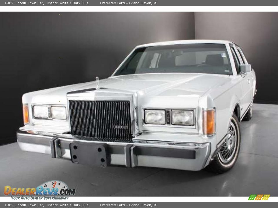 1989 Lincoln Town Car Oxford White / Dark Blue Photo #1