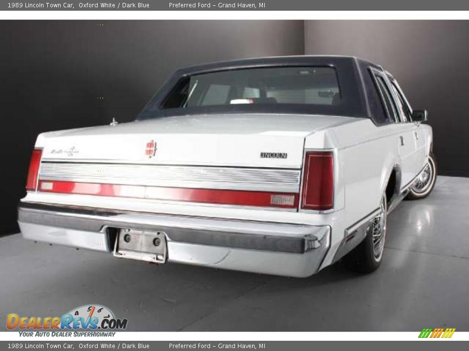 1989 Lincoln Town Car Oxford White / Dark Blue Photo #2