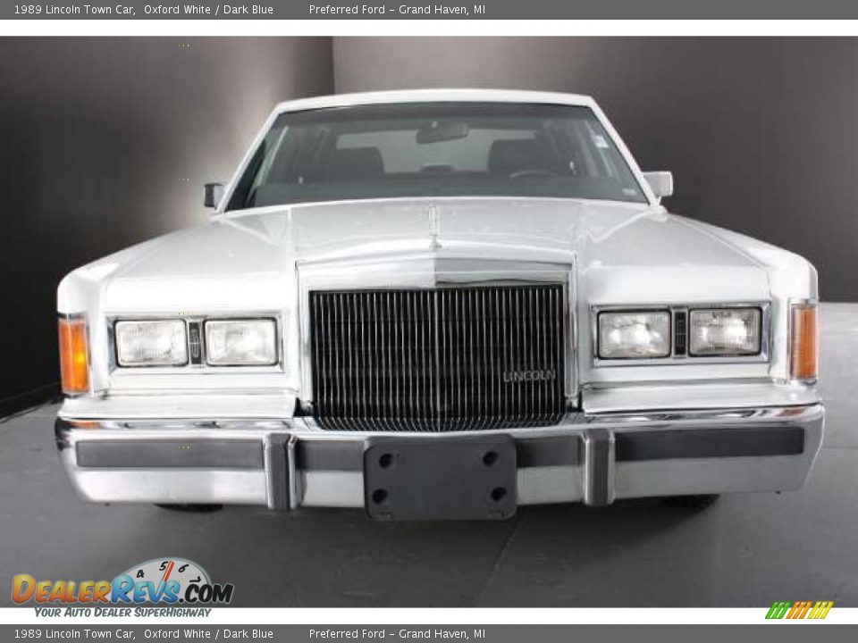 1989 Lincoln Town Car Oxford White / Dark Blue Photo #3