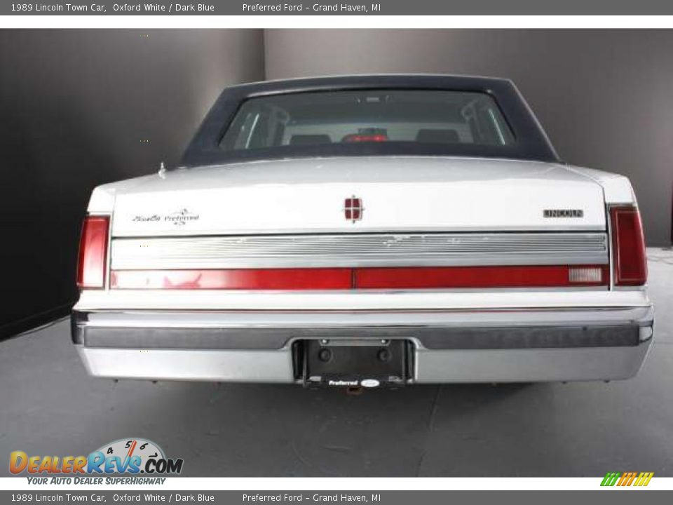 1989 Lincoln Town Car Oxford White / Dark Blue Photo #4