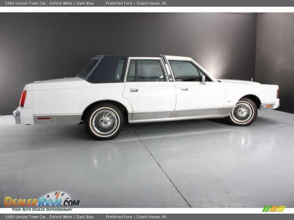 1989 Lincoln Town Car Oxford White / Dark Blue Photo #6