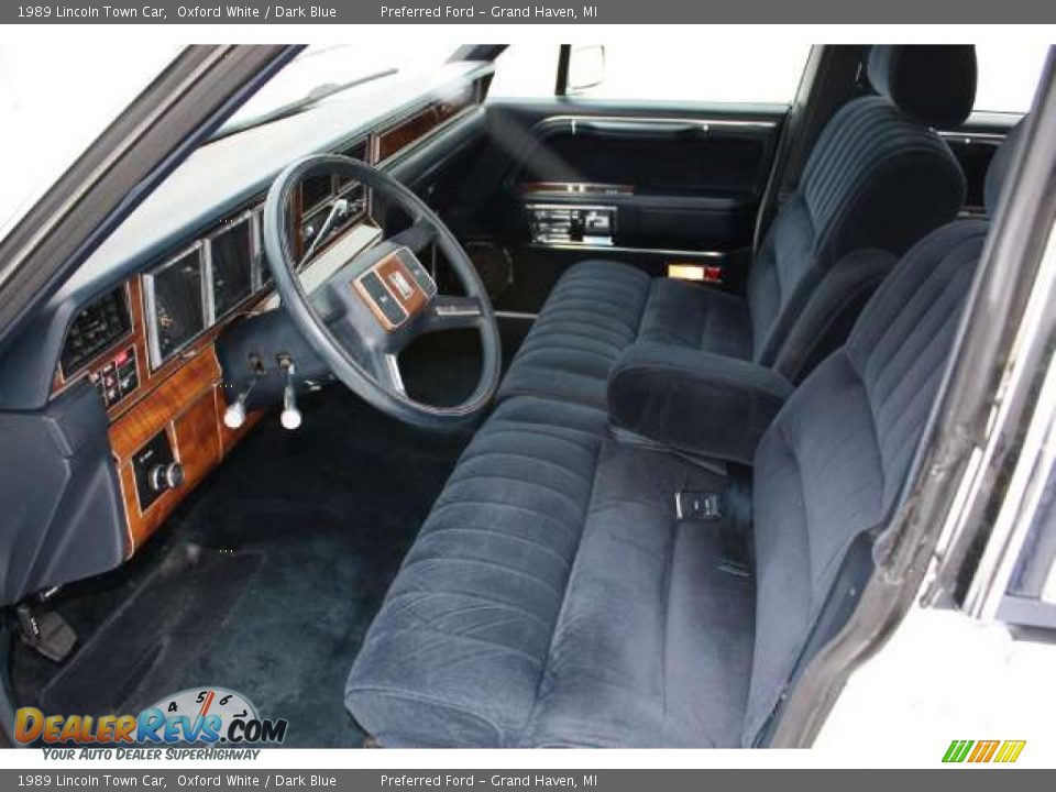 Dark Blue Interior - 1989 Lincoln Town Car  Photo #7
