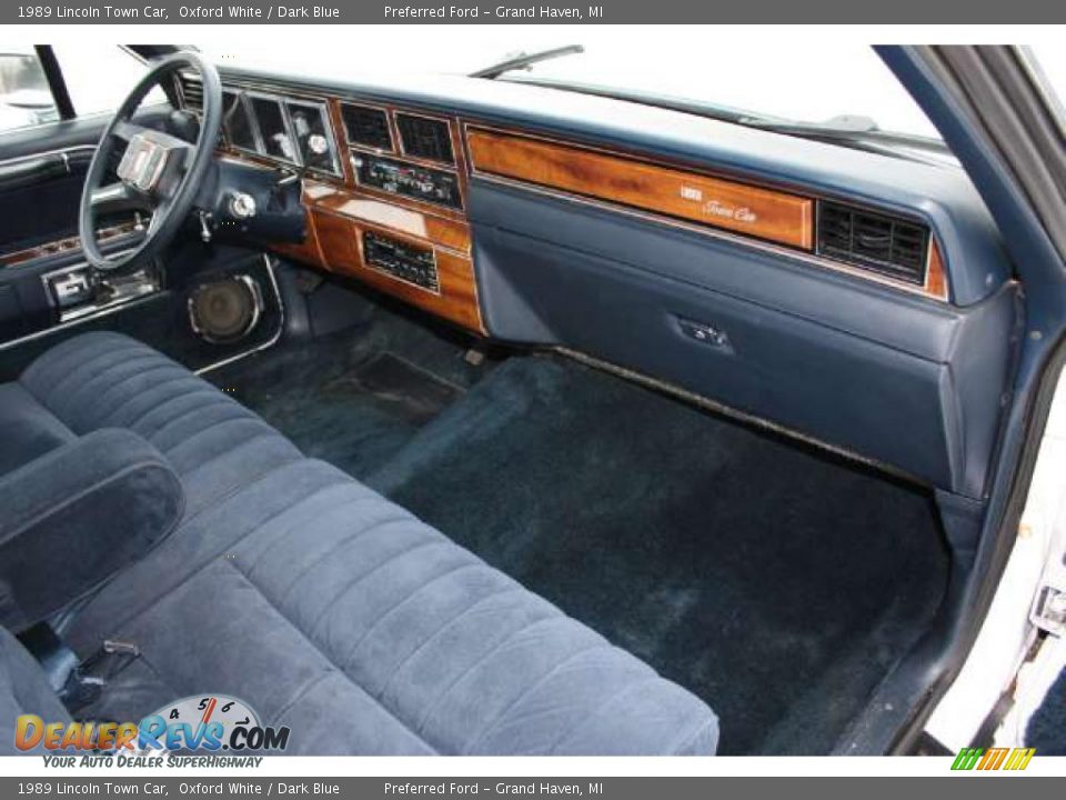 Dashboard of 1989 Lincoln Town Car  Photo #9