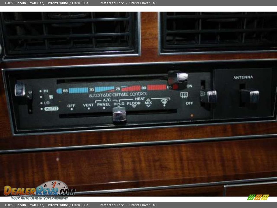 Controls of 1989 Lincoln Town Car  Photo #13