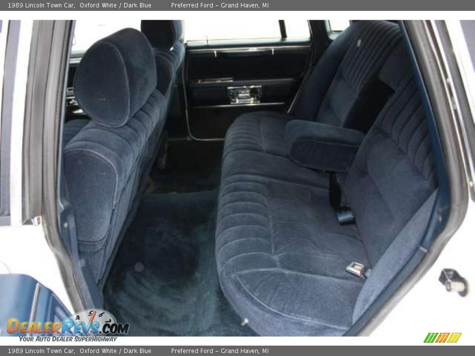 Dark Blue Interior - 1989 Lincoln Town Car  Photo #17