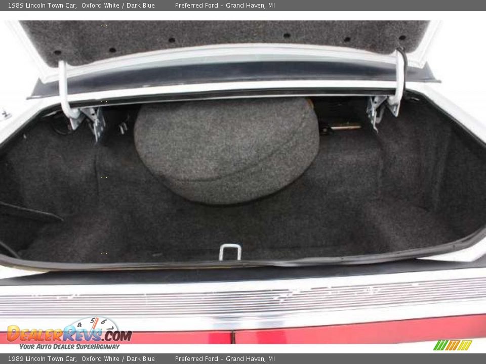 1989 Lincoln Town Car  Trunk Photo #19