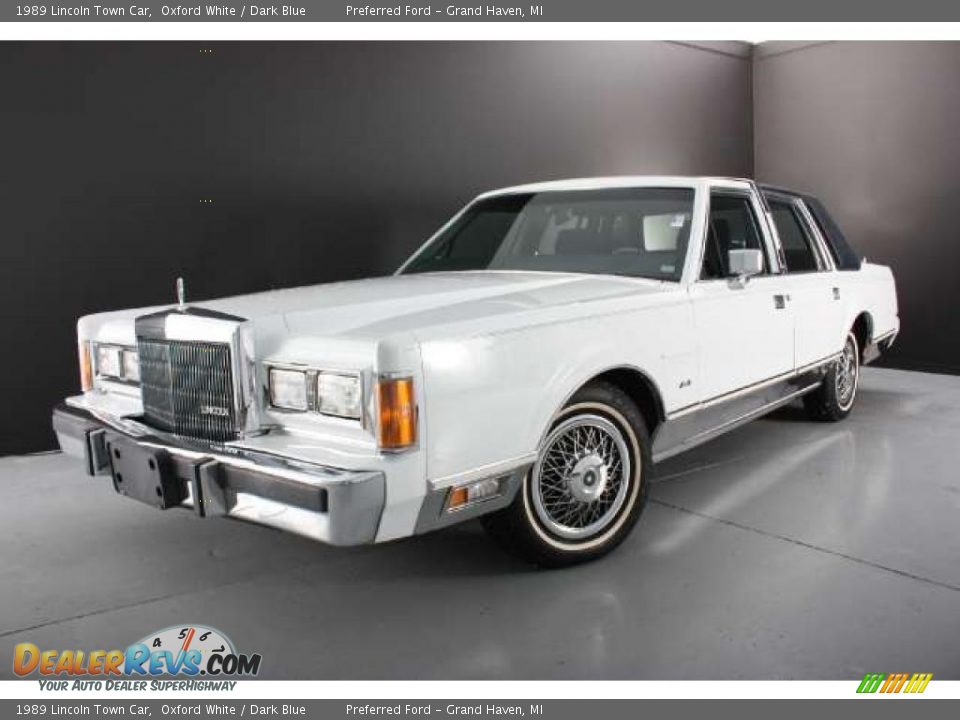 Front 3/4 View of 1989 Lincoln Town Car  Photo #20