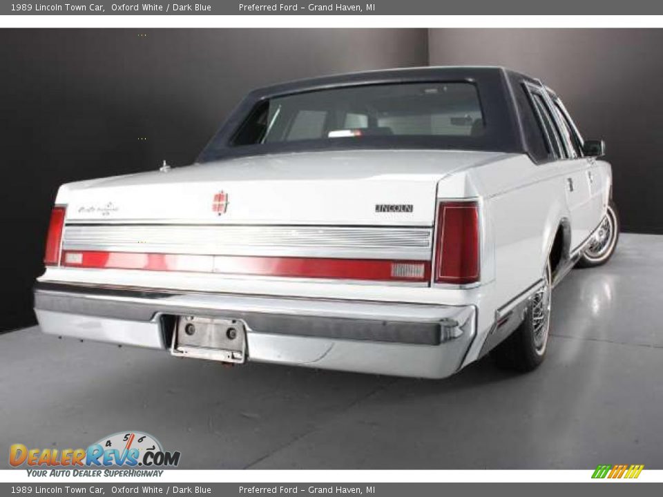 1989 Lincoln Town Car Oxford White / Dark Blue Photo #21