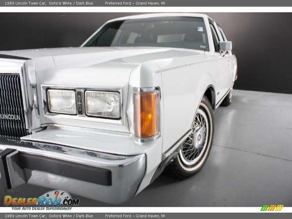 1989 Lincoln Town Car Oxford White / Dark Blue Photo #22