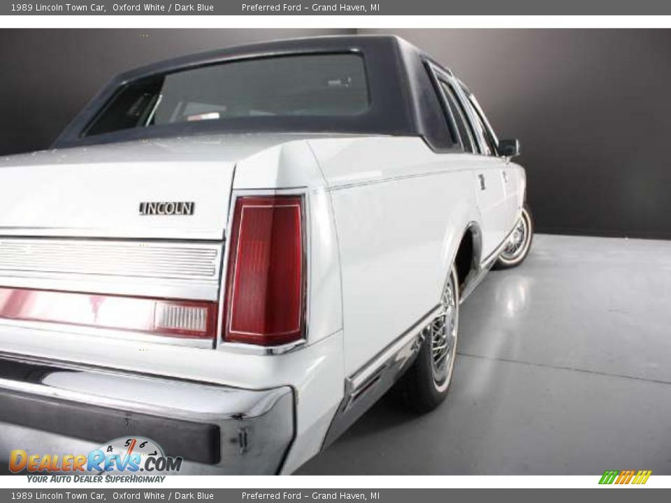 1989 Lincoln Town Car Oxford White / Dark Blue Photo #23