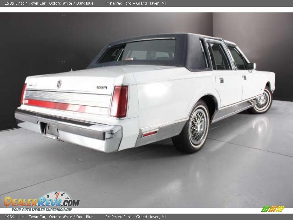 1989 Lincoln Town Car Oxford White / Dark Blue Photo #24