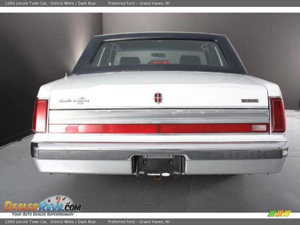 1989 Lincoln Town Car Oxford White / Dark Blue Photo #25