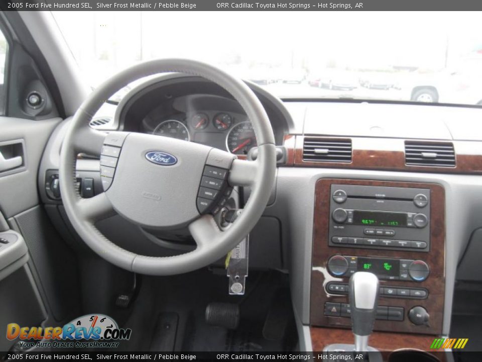 Dashboard of 2005 Ford Five Hundred SEL Photo #15