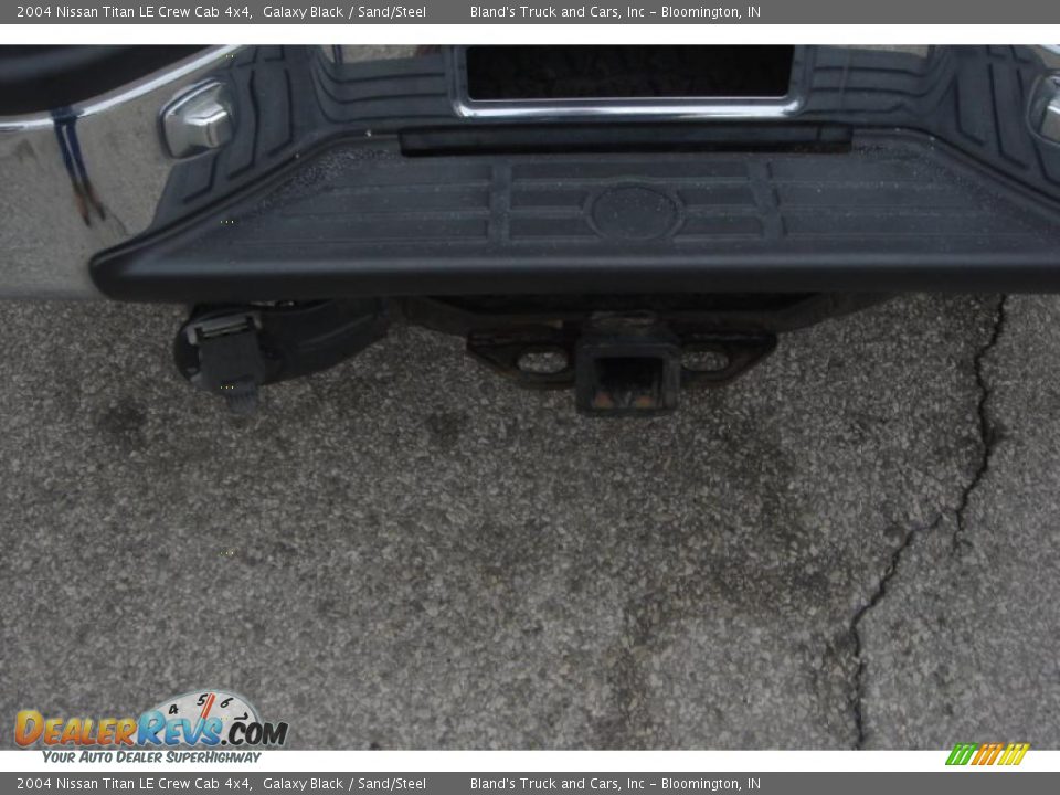 2004 Nissan Titan LE Crew Cab 4x4 Galaxy Black / Sand/Steel Photo #5