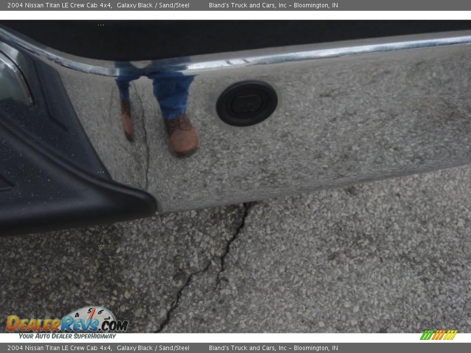 2004 Nissan Titan LE Crew Cab 4x4 Galaxy Black / Sand/Steel Photo #6