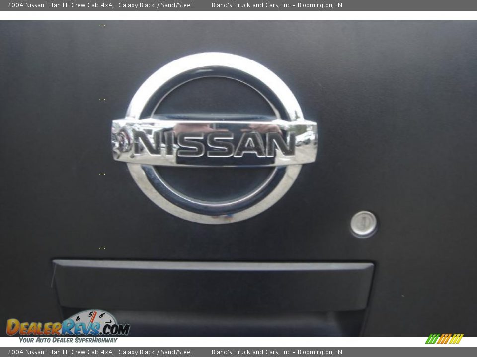 2004 Nissan Titan LE Crew Cab 4x4 Galaxy Black / Sand/Steel Photo #8