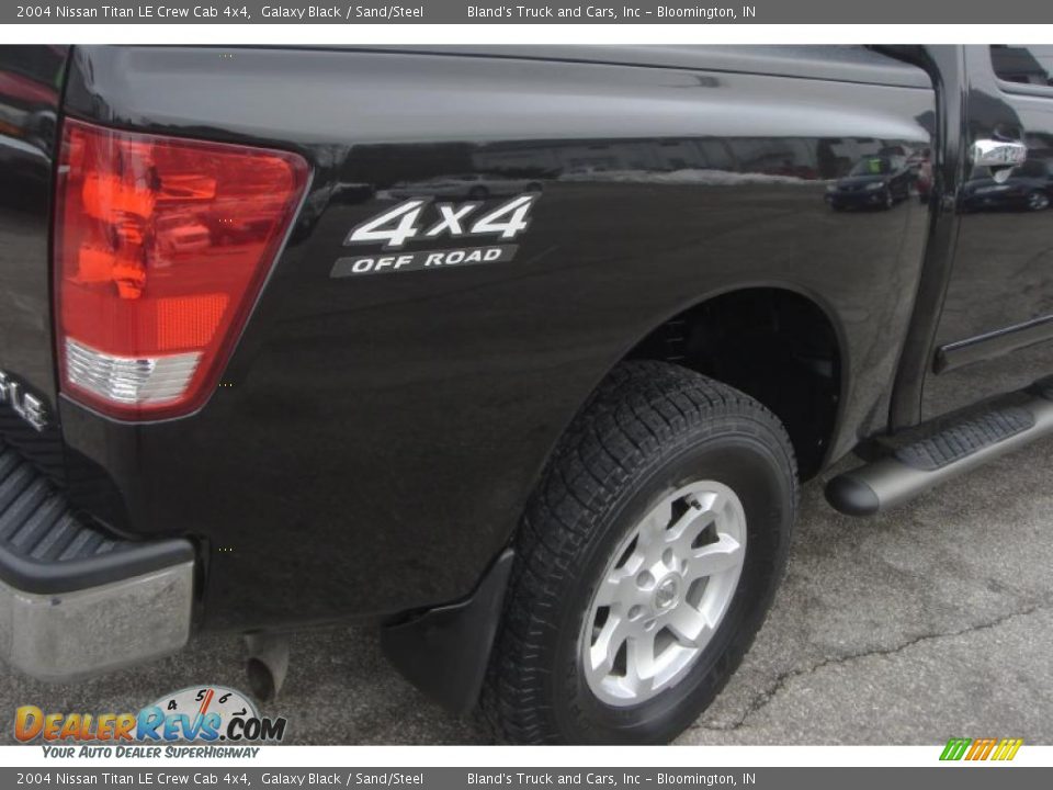 2004 Nissan Titan LE Crew Cab 4x4 Galaxy Black / Sand/Steel Photo #9