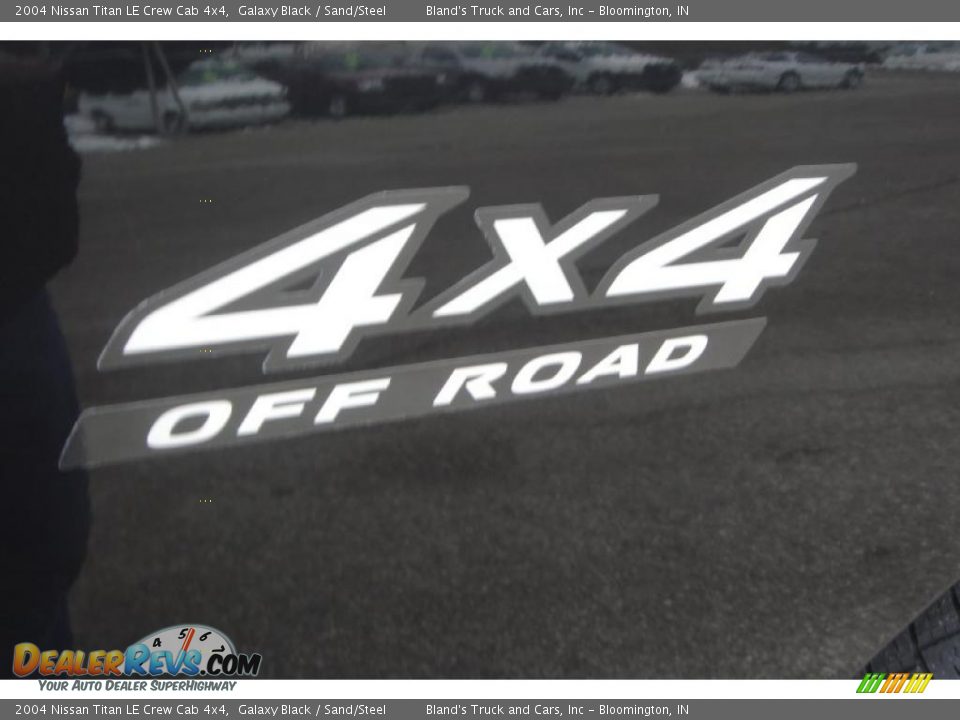 2004 Nissan Titan LE Crew Cab 4x4 Galaxy Black / Sand/Steel Photo #10
