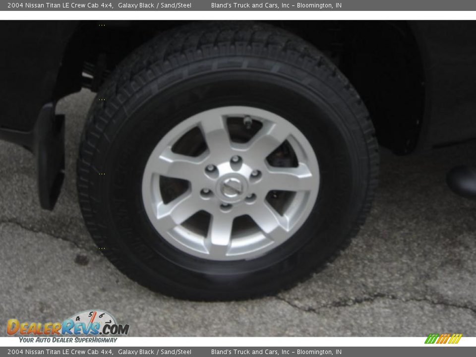 2004 Nissan Titan LE Crew Cab 4x4 Galaxy Black / Sand/Steel Photo #11
