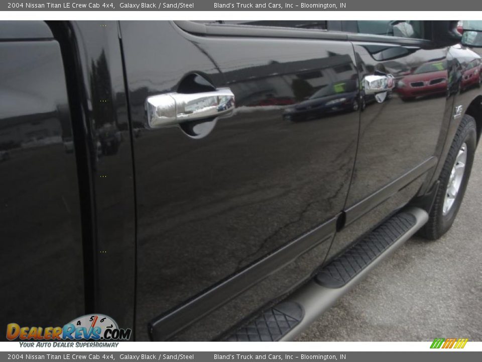 2004 Nissan Titan LE Crew Cab 4x4 Galaxy Black / Sand/Steel Photo #13