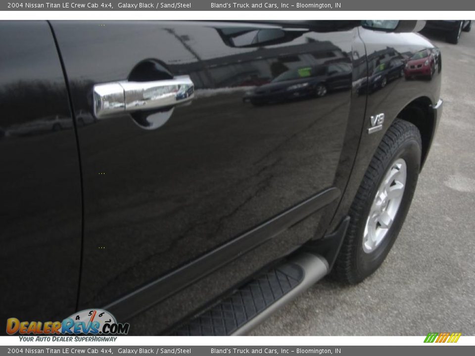 2004 Nissan Titan LE Crew Cab 4x4 Galaxy Black / Sand/Steel Photo #14