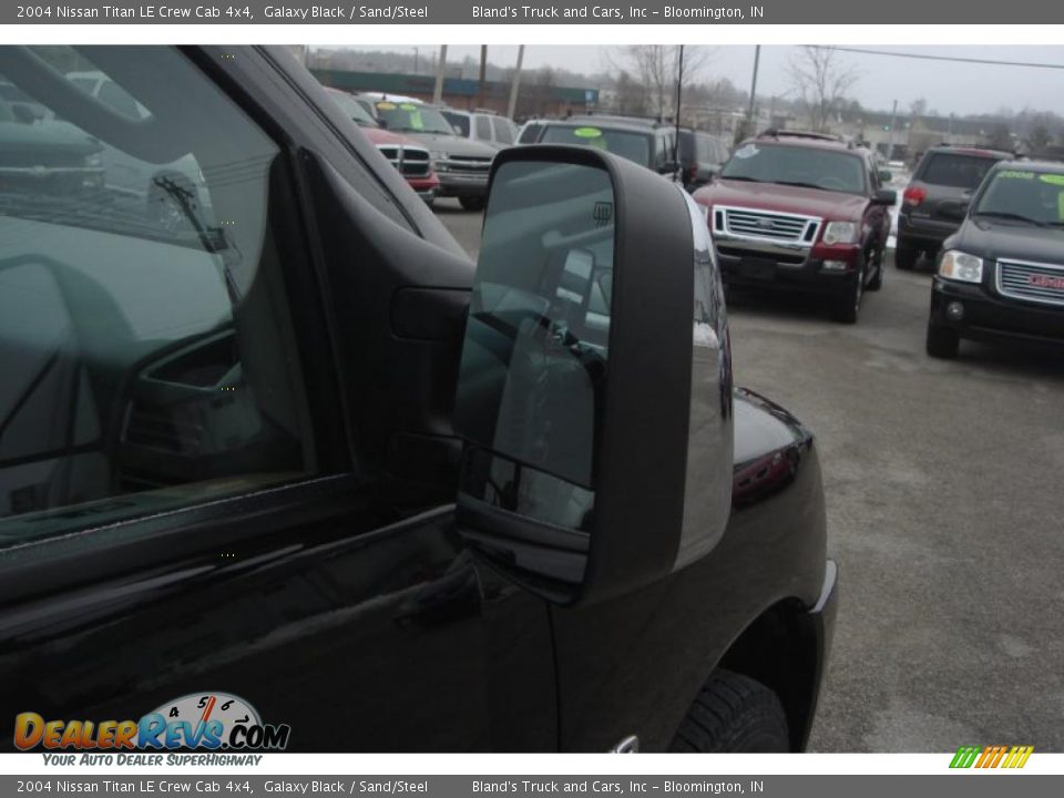 2004 Nissan Titan LE Crew Cab 4x4 Galaxy Black / Sand/Steel Photo #15