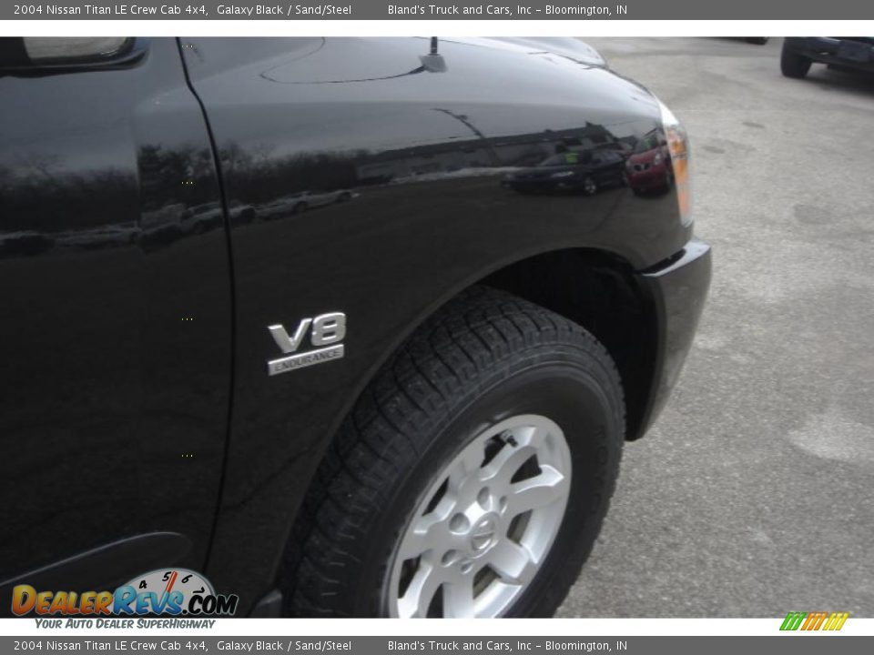2004 Nissan Titan LE Crew Cab 4x4 Galaxy Black / Sand/Steel Photo #16