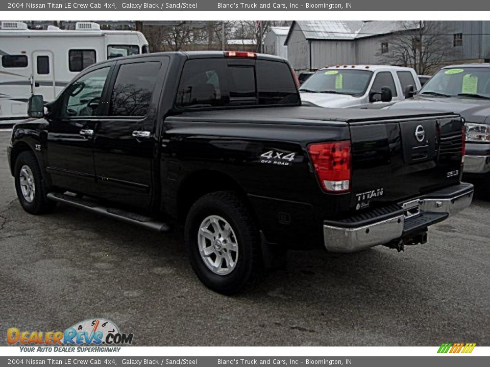 2004 Nissan Titan LE Crew Cab 4x4 Galaxy Black / Sand/Steel Photo #23