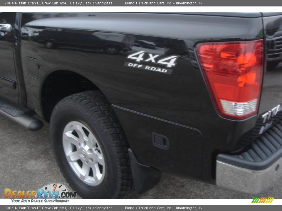 2004 Nissan Titan LE Crew Cab 4x4 Galaxy Black / Sand/Steel Photo #24