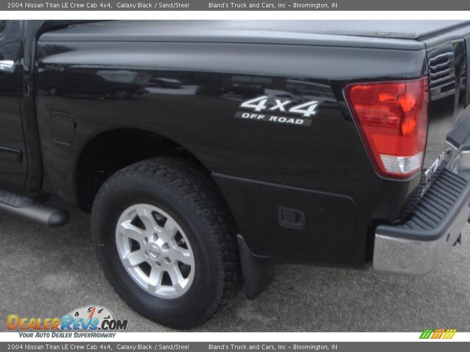 2004 Nissan Titan LE Crew Cab 4x4 Galaxy Black / Sand/Steel Photo #25