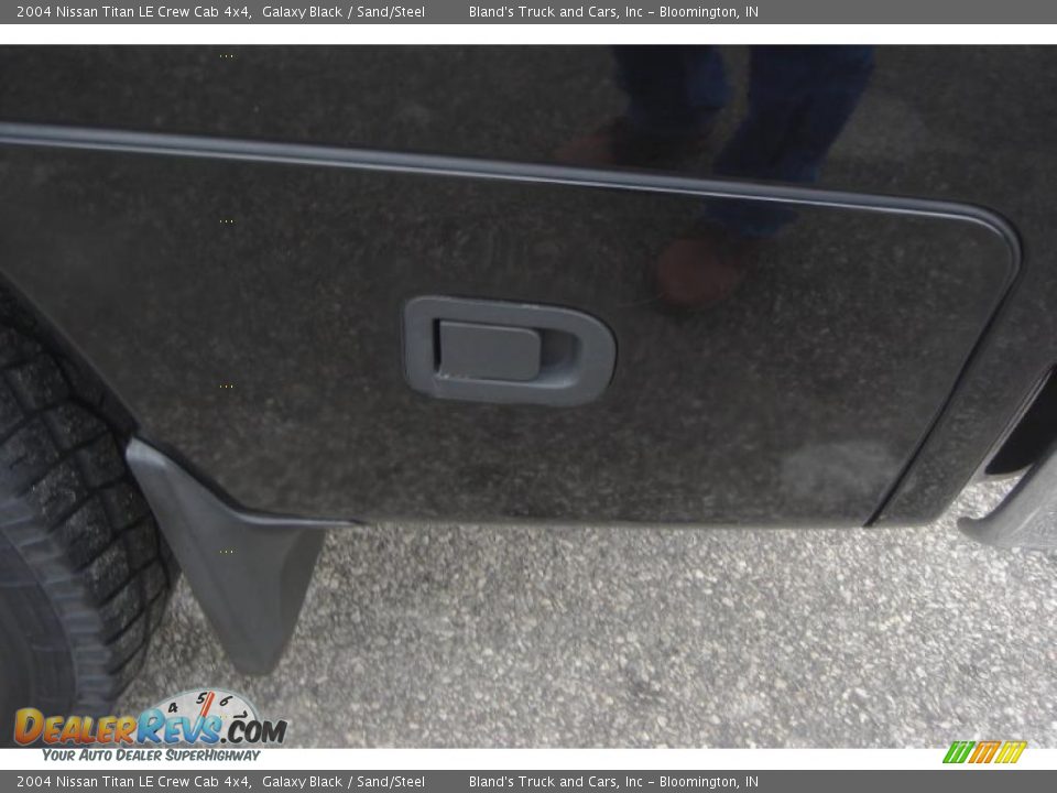 2004 Nissan Titan LE Crew Cab 4x4 Galaxy Black / Sand/Steel Photo #26