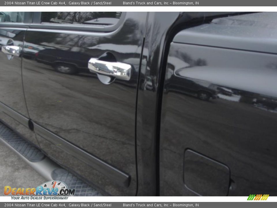 2004 Nissan Titan LE Crew Cab 4x4 Galaxy Black / Sand/Steel Photo #27