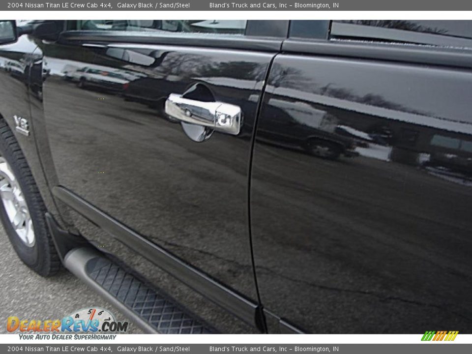 2004 Nissan Titan LE Crew Cab 4x4 Galaxy Black / Sand/Steel Photo #28