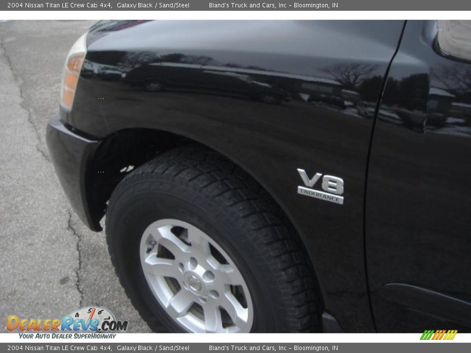 2004 Nissan Titan LE Crew Cab 4x4 Galaxy Black / Sand/Steel Photo #29