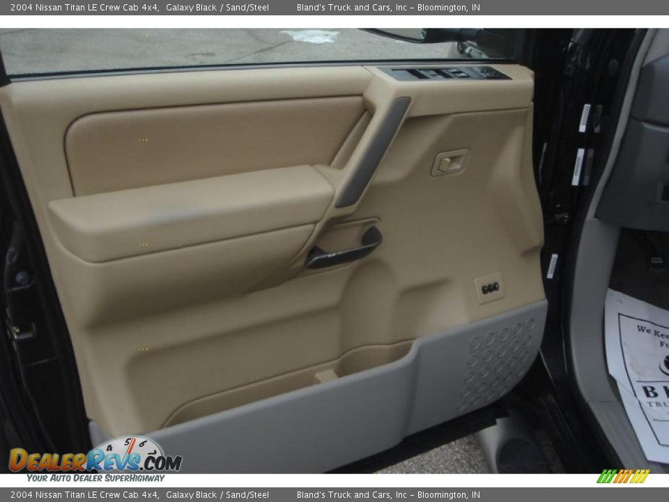 2004 Nissan Titan LE Crew Cab 4x4 Galaxy Black / Sand/Steel Photo #30